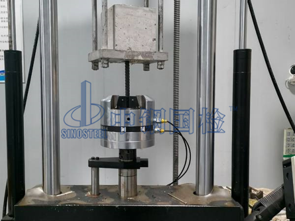 中鋼國檢金屬檢測實驗室，鋼筋疲勞試驗進(jìn)行中