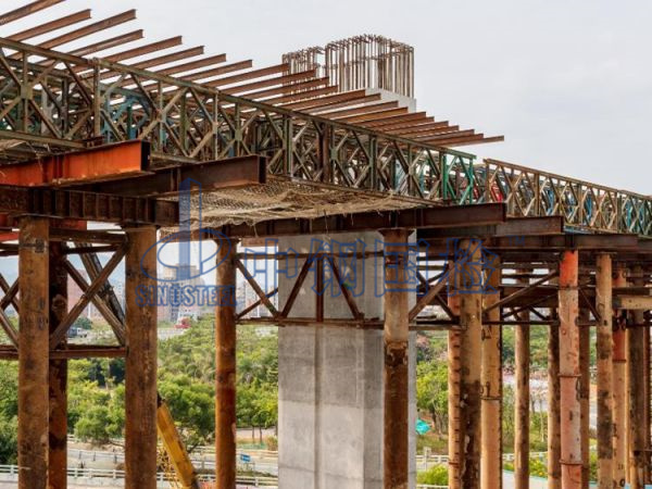 中鋼國檢工程師現(xiàn)場檢測鋼便橋